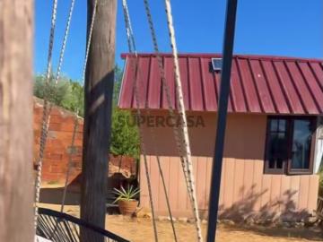 Propriedade com uma Edifício em Pedra e bangalô