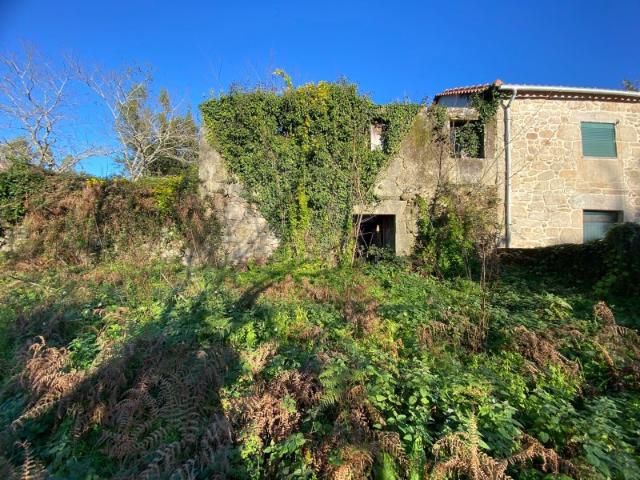 Propriedade composta por duas casas para restauro
