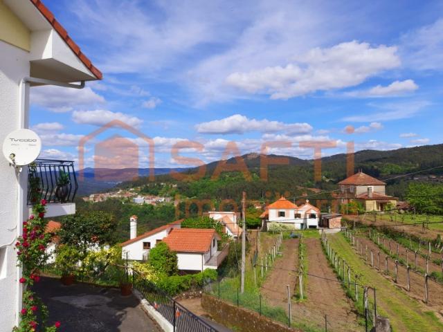 Propriedade constituída por 2 moradias e terreno de cultivo