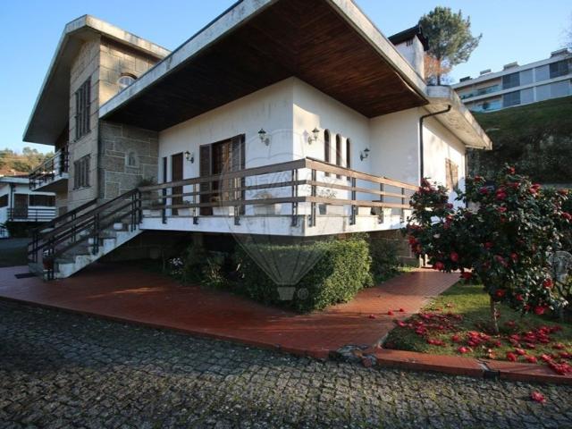 Propriedade constituída por moradia e armazém 0m² Azurém