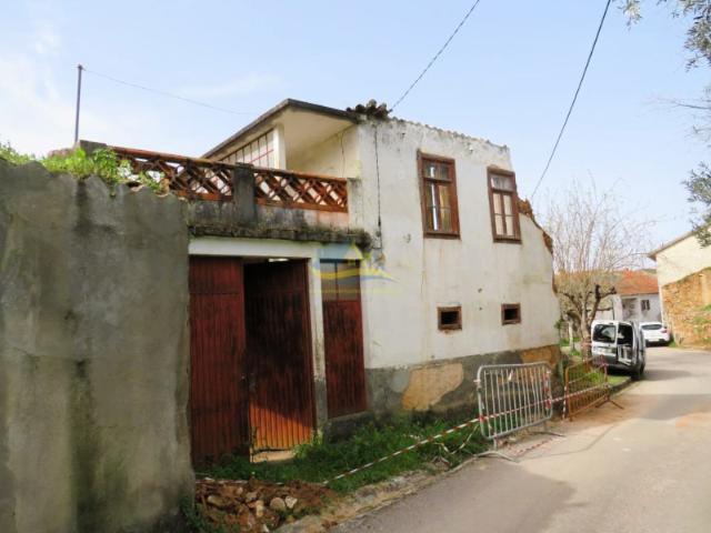Propriedade rural num terreno com aproximadamente 500m², situada numa agradável aldeia entre as vilas de Miranda do Corvo e Semide, no distrito de Coimbra