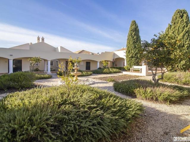 Propriedade de 2 quartos no rés do chão em Carvoeiro, Algarv. 104m² Lagoa e carvoeiro