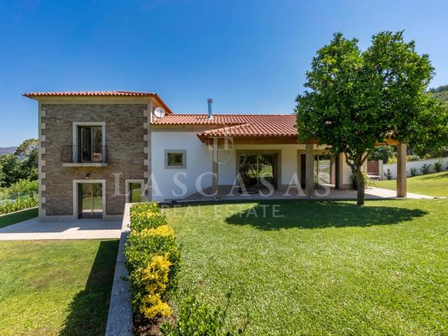 Propriedade de Charme Exclusiva junto à A3 Um Refúgio de Luxo em Plena Harmonia com a Natureza