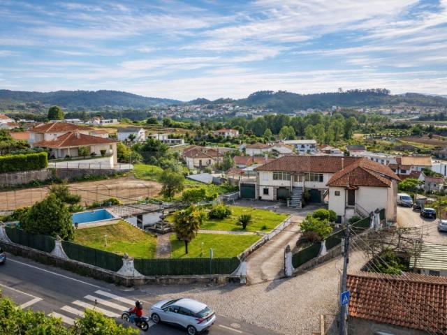 Propriedade Distinta com Piscina, Anexos, Poço de Água e Duas Frações Independentes