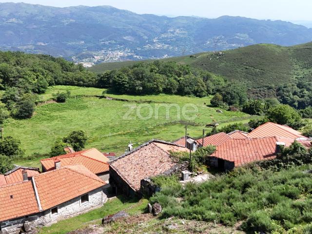 Propriedade em Valdreu, na entrada do Parque Nacional Peneda Gerês