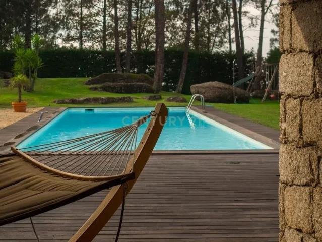Propriedade em Pedra Térrea com Piscina, sala Jogos, campo futebol