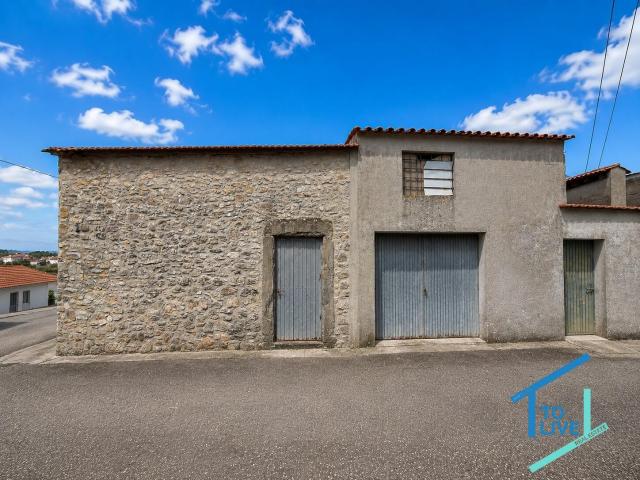 Propriedade em Pedra com Potencial de Transformação em Habitação | Aldeia da Torre | Casais