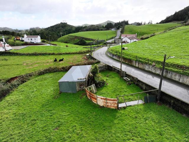 Propriedade em Ruína com Terreno Glória, Santo Espírito