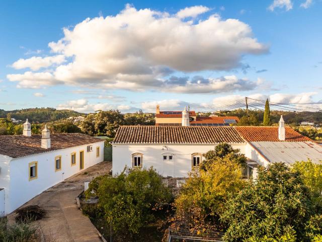 Propriedade Encantadora para Renovação com Duas Casas Independentes e Anexo em São Brás de Alportel