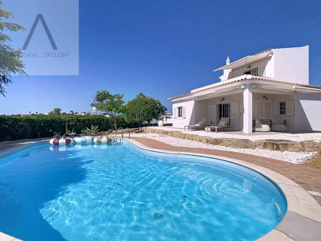 Propriedade Excecional | Moradia Renovada com piscina e tota. 109m² Quelfes