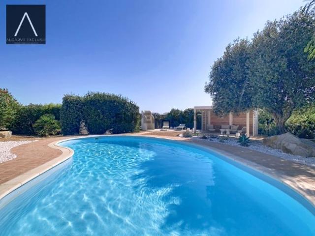 Propriedade Excecional | Moradia Renovada com piscina e total privacidade em Cerro Azul