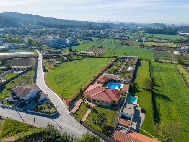 Propriedade Excepcional Reformada com 4 Edifícios, Piscina e Pomar Próximo a Porto