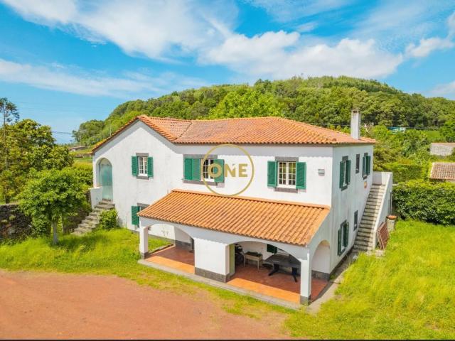 Propriedade com Moradia T6 e Terreno de 6.044 m² – Ribeira Grande