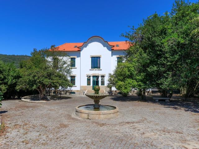 Propriedade Exclusiva com Campo de Ténis e Vistas Deslumbran. 630m² Abragão