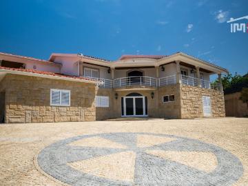 PROPRIEDADE EXCLUSIVA COM PISCINA, CAMPO DE TÉNIS E CASA DE HÓSPEDES A 35 MINUTOS DO PORTO