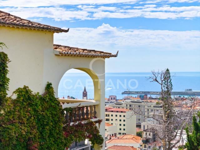 Propriedade Histórica com Vista sobre o Funchal e Potencial para Hotel Boutique