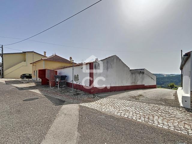 Propriedade mista com ruína e terreno fértil, localizada nas Antas