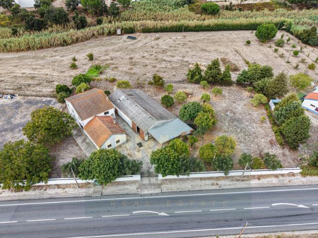 Propriedade multifamiliar com armazém e amplo terreno em Pegões