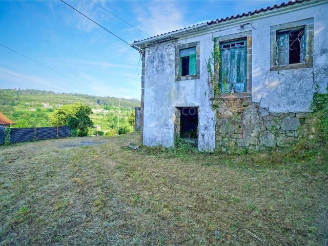 Propriedade para recuperar para venda, na freguesia de São Julião, Valença