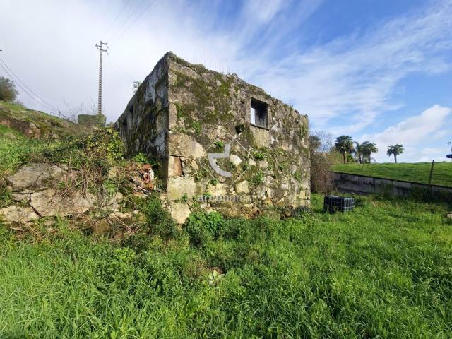 Propriedade para restauro com Projecto e Licença em Arcozelo Ponte de Lima