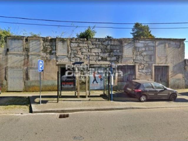 Propriedade para restauro em Milheirós
