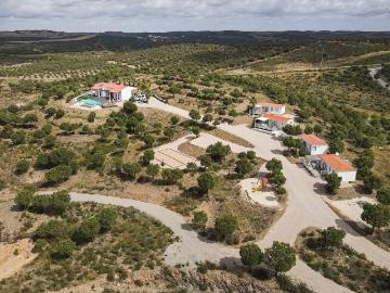 Propriedade Privada de 122,5 Hectares com Lago, Espaço de Eventos e Moradia de Luxo na Fronteira Alentejo–Algarve