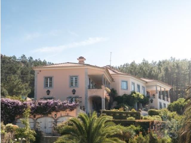 Propriedade Privada entre a Serra e o Mar com Vistas Panorâmicas em Extensos Jardins