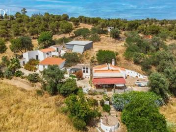 Propriedade rural com potencial de aluguer a 1 minuto de M. m² Mértola