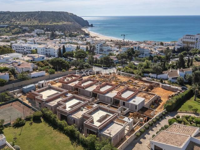 Imóveis novos, de um só piso, à venda na Praia da Luz, no Al. 93m² Luz