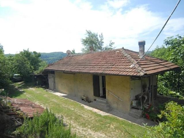 Proprietà composta da due fabbricati con 9,5 ha di terreno 370m² Bosia