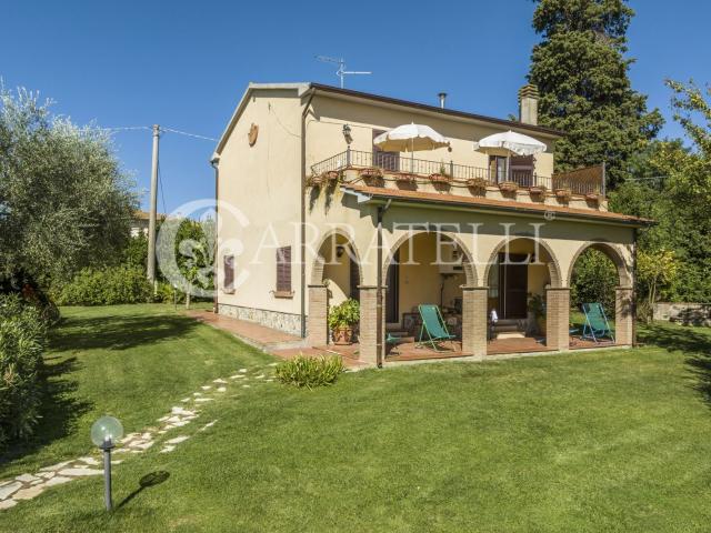 Proprietà costituita da un casale di circa 160 mq, dépendanc. 392m² Scansano
