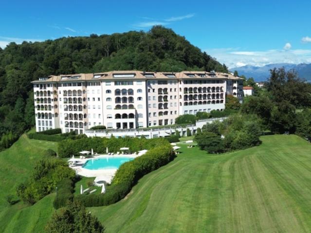 Proprietà di lusso con vista sul lago e servizi esclusivi in resort 5 stelle