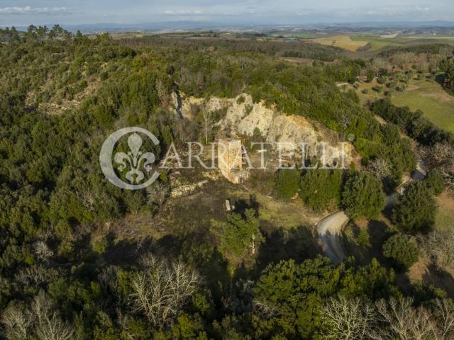 Proprietà di tre ettari con ex fornace da recuperare nella. 150m² Murlo