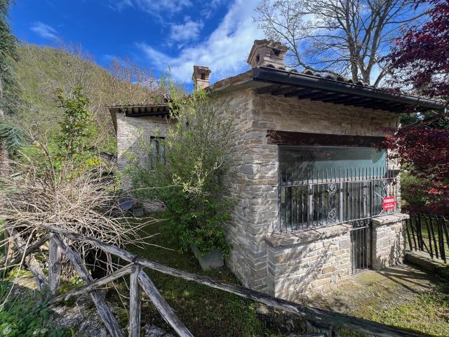 Proprieta' immobiliare composta da due fabbricati in pietra 300m² Borgo Pace