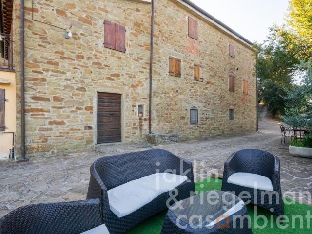 Proprietà in splendida posizione panoramica collinare tra Ar. 500m² Loro Ciuffenna