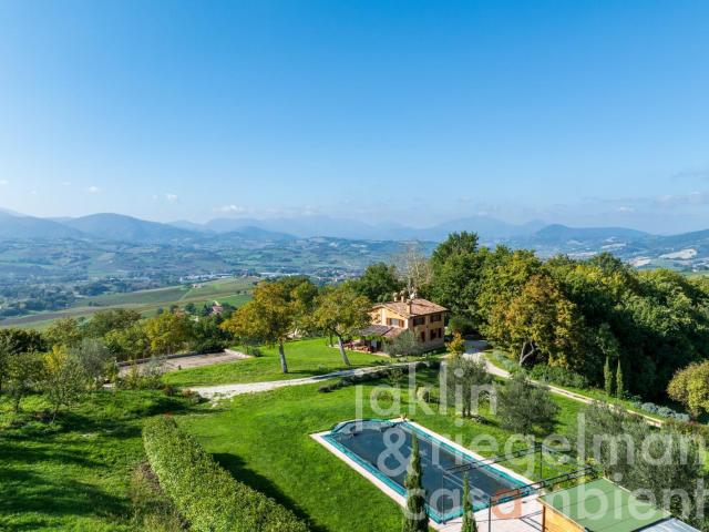 Proprietà nelle Marche con tranquillità, eleganza e comfort 367m² Matelica