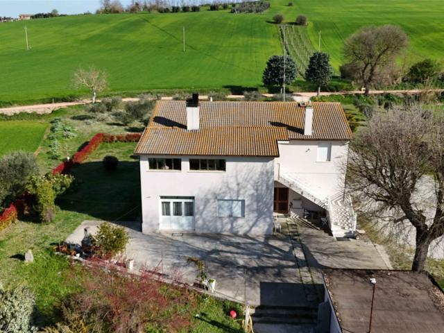 Proprietà rurale con 3 appartamenti indipendenti. 300m² Montegranaro
