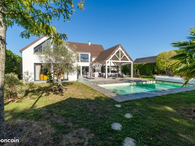 Propriété 10 pièces 240 m²