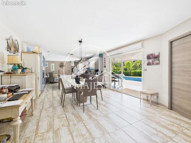 Propriété 7 pièces 176 m²