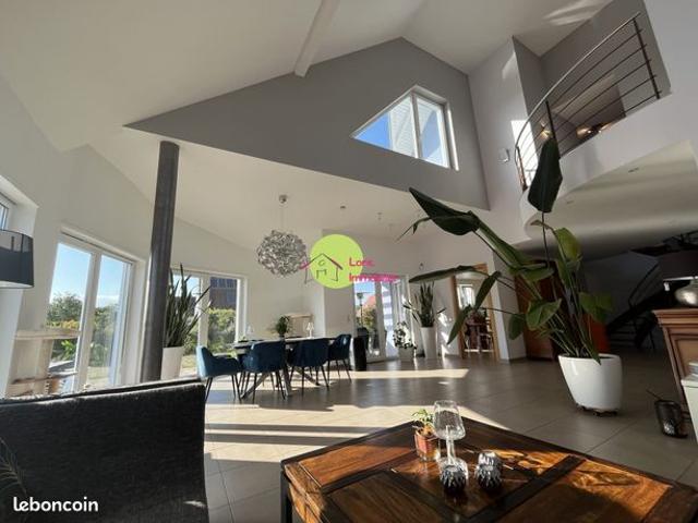 Propriété 7 pièces 214 m²