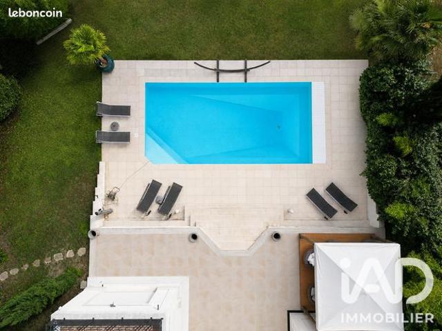Propriété 7 pièces 229 m²