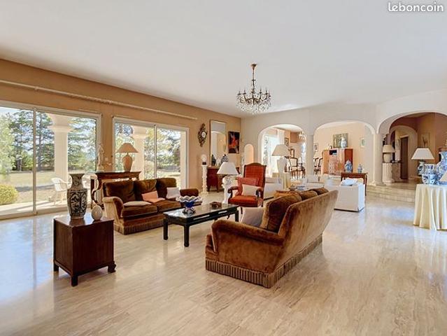 Propriété 7 pièces 338 m²