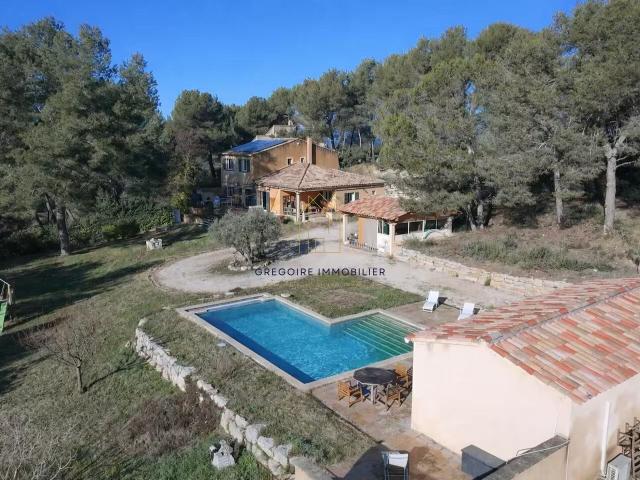 Propriété 7 pièces de 255m2 avec garage, piscine et dépendan. 255m² La Bastidonne