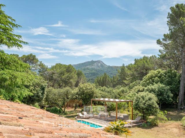 Propriété avec piscine et jardin