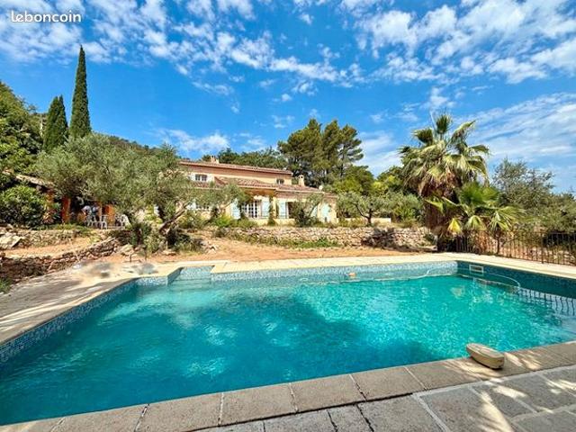 Propriété 5 pièces 213 m²