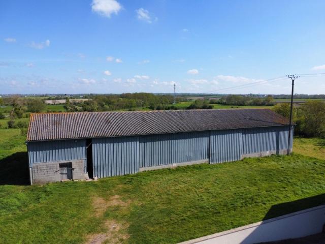 Propriété rare avec bâtiment indépendant de 563 m² sur 7 251 m² de terrain à Regnéville sur Mer 50