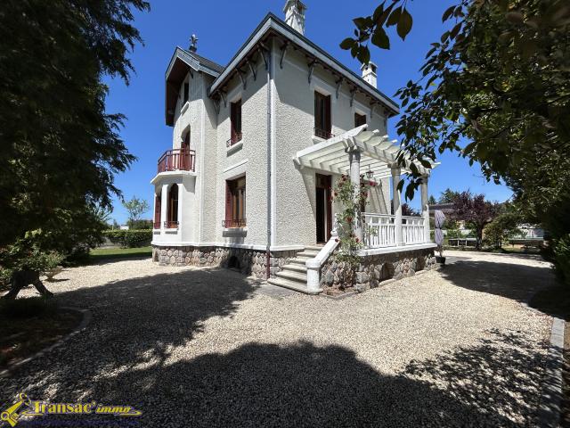Propriété 6 pièces 150m2 avec terrain arboré et garage