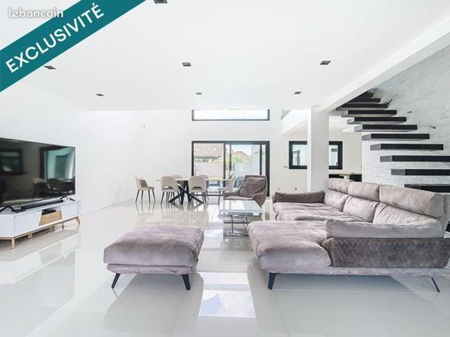 Propriété 6 pièces 246 m²