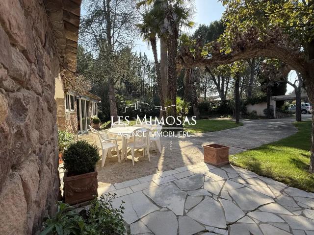 Propriété 8 Pièces 233m² sur Terrain de 10.000m² 233m² Roquebrune sur Argens