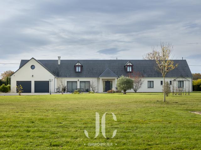 ELEGANTE DEMEURE au COEUR de la SOLOGNE avec Etang et Piscine